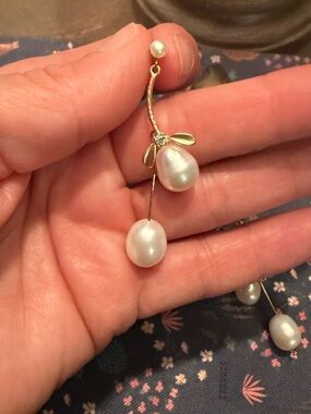 Pearl Bloom Earrings - Gold Tone